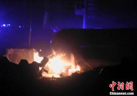 火災(zāi)現(xiàn)場，可以看到一個儲氣罐正在熊熊燃燒。