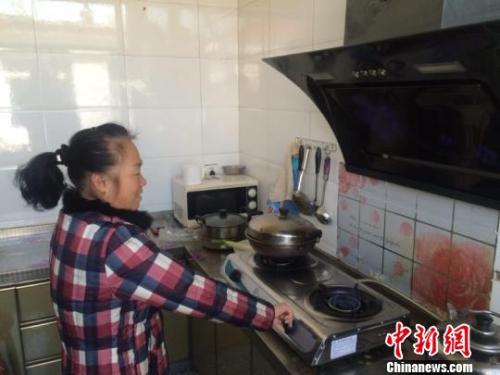 圖為居民用燃?xì)庠钭鲲?。　李庭?攝